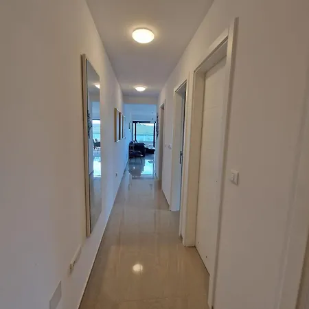 Hela S Direktnim Pogledom Na I Zajednickim Bazenom Apartment Banjole