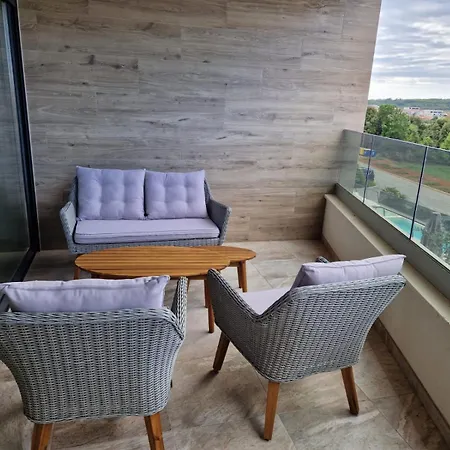 Hela S Direktnim Pogledom Na I Zajednickim Bazenom Apartment